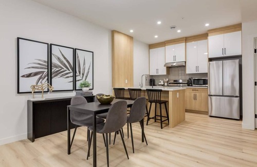 Shaganappi House | "Pewter" 3Bdrm-Close to C-train & Downtown!