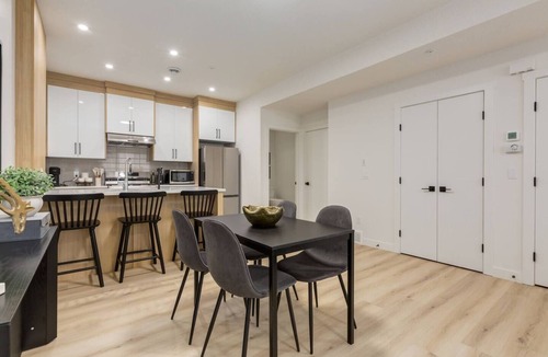 Shaganappi House | "Pewter" 3Bdrm-Close to C-train & Downtown!