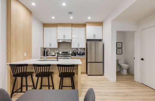 Shaganappi House | "Pewter" 3Bdrm-Close to C-train & Downtown!