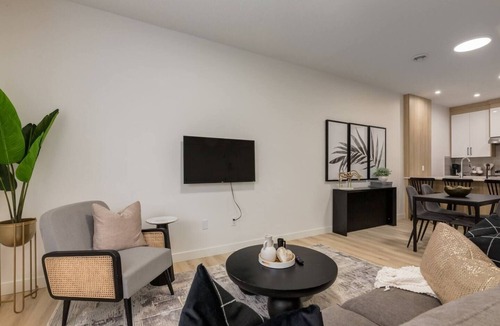 Shaganappi House | "Pewter" 3Bdrm-Close to C-train & Downtown!