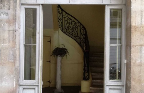 Hotel de Ville - Quinconces Apartment | Pey Berland: Spacious apartment in an old townhouse