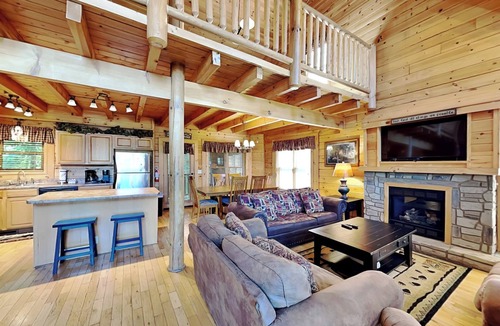 Gatlinburg Cabin | Peyton's Hideaway | Pet Friendly, Hot Tub!