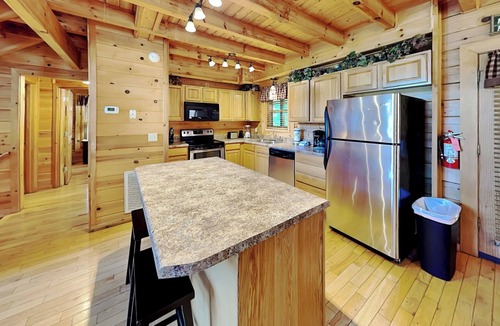 Gatlinburg Cabin | Peyton's Hideaway | Pet Friendly, Hot Tub!
