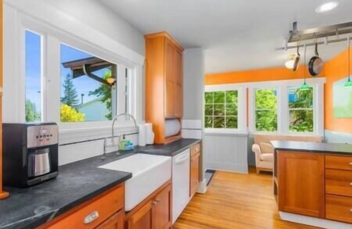 Phinney Ridge House | PH - Enchanted Path to a Gardenscape - 92 Walkscore!