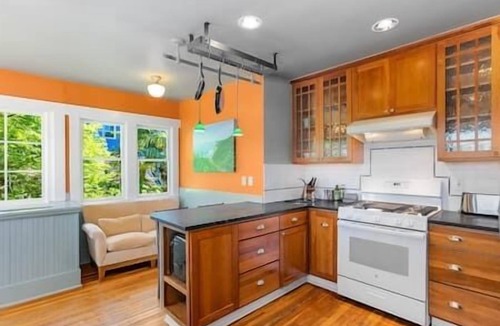 Phinney Ridge House | PH - Enchanted Path to a Gardenscape - 92 Walkscore!