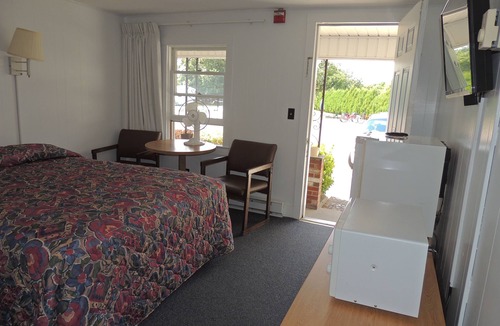 Charlestown Hotel | Phil & Anns Sunset Motel