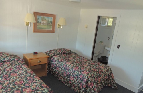 Charlestown Hotel | Phil & Anns Sunset Motel