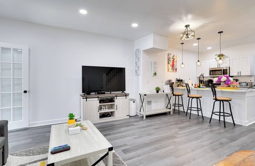 West Philadelphia House | Philly Hub Near Int’l Soccer, Downtown Attractions