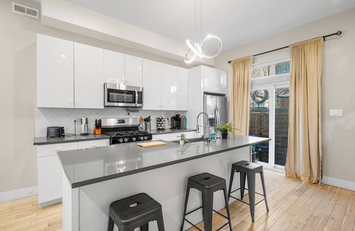 Point Breeze House | Philly skyline with rooftop jacuzzi