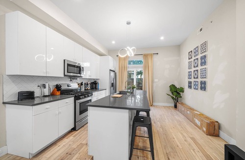 Point Breeze House | Philly skyline with rooftop jacuzzi