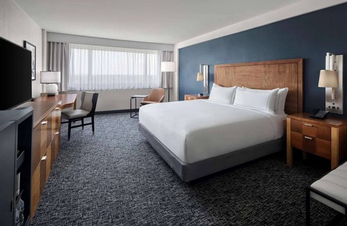 King of Prussia Hotel | Philly Suburb Base | Pool. Bar. Gym.