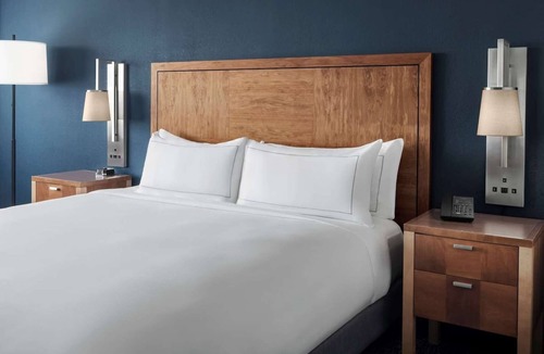 King of Prussia Hotel | Philly Suburb Base | Pool. Bar. Gym.