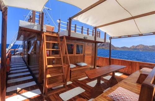 Labuan Bajo Boat Rental | Phinisi Hena Komodo Journey 12 Personer