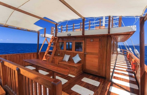 Labuan Bajo Boat Rental | Phinisi Hena Komodo Journey 4 Personer