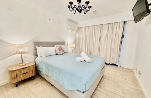 Broadbeach Apartment | Phoenician Resort, Central Broadbeach