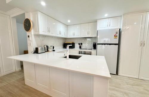 Broadbeach Apartment | Phoenician Resort, Central Broadbeach