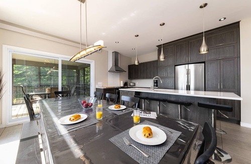 Petite-Riviere-Saint-Francois Ski Chalet | Phoenix 75: Hot Tub, River Views & Pool Table