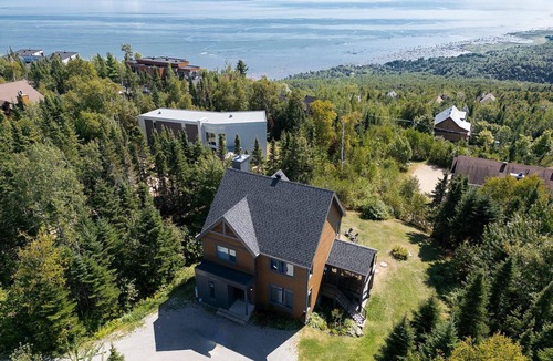 Petite-Riviere-Saint-Francois Ski Chalet | Phoenix 75: Hot Tub, River Views & Pool Table