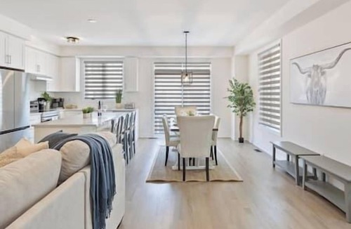 Innisfil House | Phoenix Farmhouse - Barrie Hockey Arena & 400 HWY