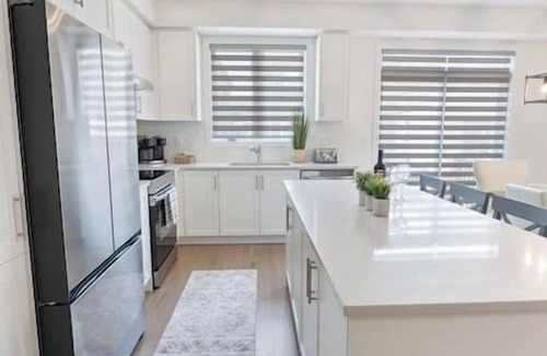Innisfil House | Phoenix Farmhouse - Barrie Hockey Arena & 400 HWY