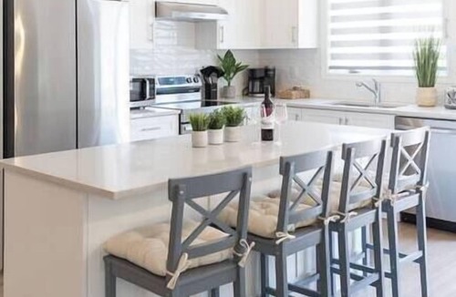 Innisfil House | Phoenix Farmhouse - Barrie Hockey Arena & 400 HWY