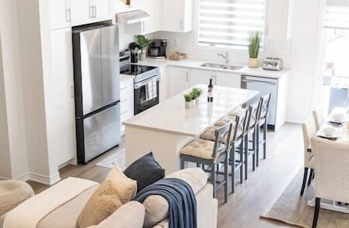 Innisfil House | Phoenix Farmhouse - Barrie Hockey Arena & 400 HWY
