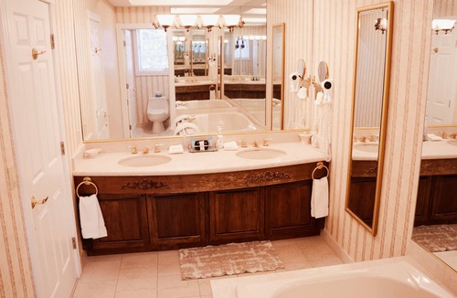 North Creek Hotel | Phoenix Inn Resort