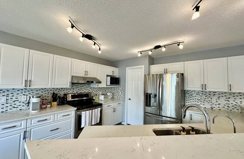 Evanston House | Phoenix’s nest - 3BR 4 beds Calgary Home NW