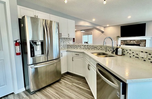 Evanston House | Phoenix’s nest - 3BR 4 beds Calgary Home NW