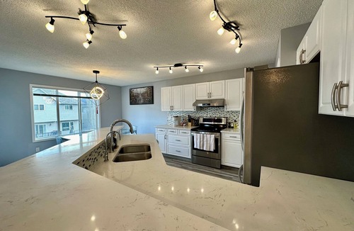 Evanston House | Phoenix’s nest - 3BR 4 beds Calgary Home NW