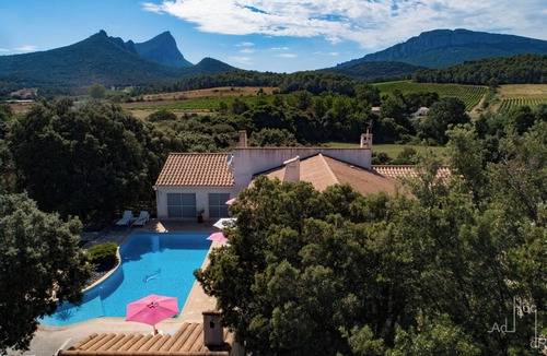 Saint-Mathieu-de-Treviers Apartment | Pic Saint-Loup view and swimming pool - Quiet gîte