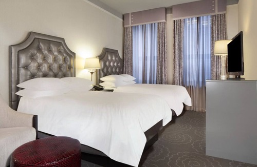 The Loop Hotel | Picasso Statue Tour! 2 Relaxing Units | Parking Onsite Available