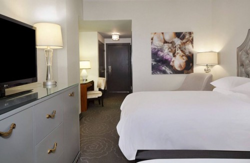 The Loop Hotel | Picasso Statue Tour! 2 Relaxing Units | Parking Onsite Available