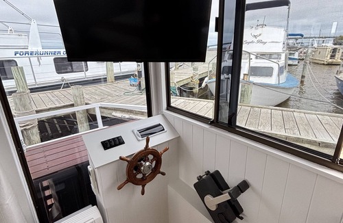 Goolwa Boat Rental | Piccolina Floating Accomodation