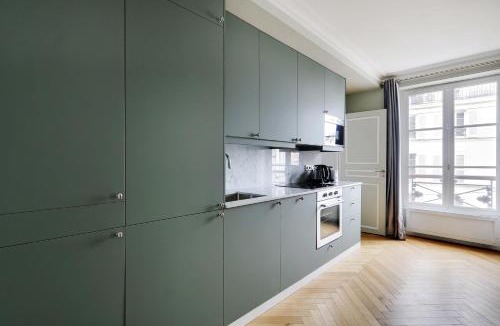 Montmartre Apartment | Pick A Flat's Apartments in Montmartre - Rue Lepic