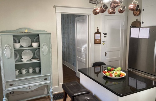 Murfreesboro Cottage | Picket Fence Cottage~ walk to MTSU and the historic downtown square!