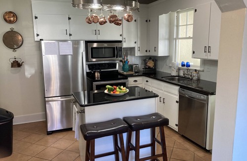 Murfreesboro Cottage | Picket Fence Cottage~ walk to MTSU and the historic downtown square!