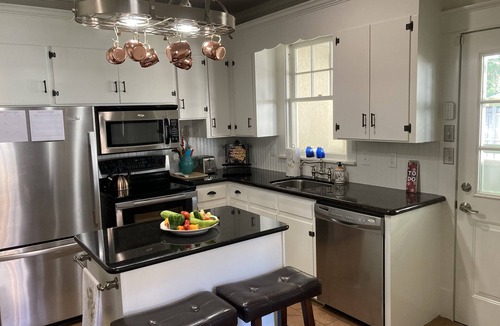 Murfreesboro Cottage | Picket Fence Cottage~ walk to MTSU and the historic downtown square!