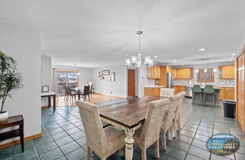 Twin Lakes Apartment | Pickleball Court | Lake Views | Pool Table | Sleeps 10