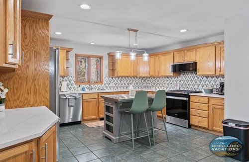 Twin Lakes Apartment | Pickleball Court | Lake Views | Pool Table | Sleeps 10