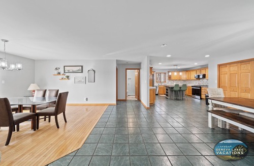Twin Lakes Apartment | Pickleball Court | Lake Views | Pool Table | Sleeps 10