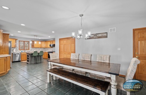 Twin Lakes Apartment | Pickleball Court | Lake Views | Pool Table | Sleeps 10