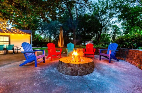 West Des Moines House | Pickleball/Foosball/Arcade/Fire Pit/Patio