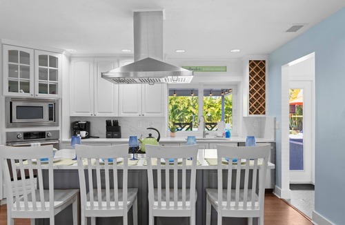 Palma Sola House | Pickleball, Game Room, Heated Pool, 9 Min to Beach