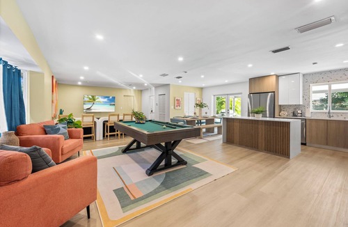 West Palm Beach House | Pickleball ~ Heatd Pool ~ Mini-Golf ~ Bowling ~ Fire-Pit ~ Pool Table ~ Sleep 13