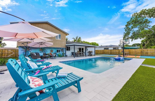 West Palm Beach House | Pickleball ~ Heatd Pool ~ Mini-Golf ~ Bowling ~ Fire-Pit ~ Pool Table ~ Sleep 13