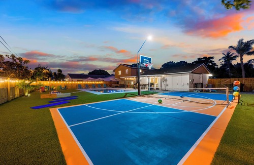 West Palm Beach House | Pickleball ~ Heatd Pool ~ Mini-Golf ~ Bowling ~ Fire-Pit ~ Pool Table ~ Sleep 13