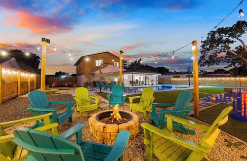 West Palm Beach House | Pickleball ~ Heatd Pool ~ Mini-Golf ~ Bowling ~ Fire-Pit ~ Pool Table ~ Sleep 13