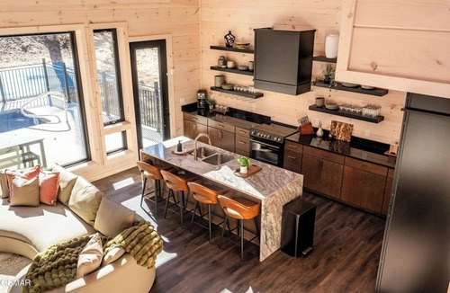 Pittman Center Cabin | Pickleball~Heated Pool/Sauna~Pet~Firepit~Smoky Mtn