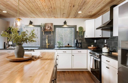 Schuyler House | Pickleball - Hot Tub - River/Hike - 4 King Beds